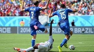 Campbell foi derrubado por Chiellini na área, mas o árbitro não marcou o pênalti para a revolta dos costarriquenhos Campbell foi derrubado por Chiellini na área, mas o árbitro não marcou o pênalti para a revolta dos costarriquenhos