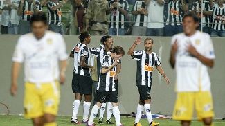Jogadores do Atlético-MG comemoram vitória Jogadores do Atlético-MG comemoram vitória