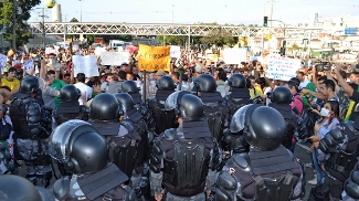 Policiais impediram o avanço dos manifestantes