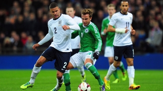 Gotze disputa com Walker durante amistoso entre Inglaterra e Alemanha Gotze disputa com Walker durante amistoso entre Inglaterra e Alemanha