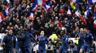 Jogadores da França comemoram o terceiro gol contra a Ucrânia Jogadores da França comemoram o terceiro gol contra a Ucrânia