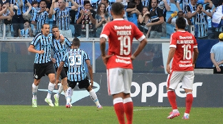 Barcos comemora com Luan gol do Grêmio sobre o Inter Barcos comemora com Luan gol do Grêmio sobre o Inter