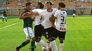 Paulinho impede Luan de ir para cima de Romarinho no clássico Palmeiras x Corinthians Paulinho impede Luan de ir para cima de Romarinho no clássico Palmeiras x Corinthians
