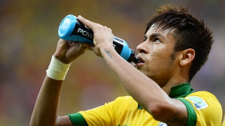 Neymar Bebe Água Brasil Japão Copa das Confederações 2013 Brasília 15/06/2014 Neymar Bebe Água Brasil Japão Copa das Confederações 2013 Brasília 15/06/2014