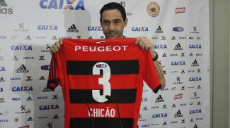 Chicão ganah a camisa 3 em sua apresentação no Flamengo