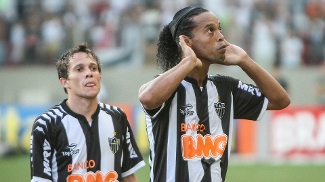 Ronaldinho comemora ao marcar o gol de empate do Atlético-MG contra o Atlético-GO