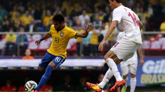 Neymar tenta jogada individual em duelo contra a Sérvia Neymar tenta jogada individual em duelo contra a Sérvia