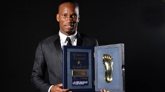 Drogba recebe o Golden Foot 2013 Drogba recebe o Golden Foot 2013