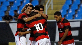Jogadores do Fla comemoram o gol contra o Botafogo