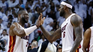 Wade e LeBron se cumprimentam: vitória suada do Heat Wade e LeBron se cumprimentam: vitória suada do Heat