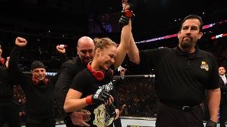 Ronda Rousey está 'de olho' em Bethe Correia Ronda Rousey está 'de olho' em Bethe Correia