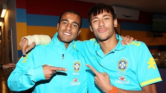 Neymar e Lucas a serviço da seleção brasileira Neymar e Lucas a serviço da seleção brasileira