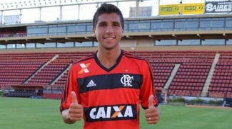 Lucas Mugni posa com a camisa do Flamengo na Argentina Lucas Mugni posa com a camisa do Flamengo na Argentina