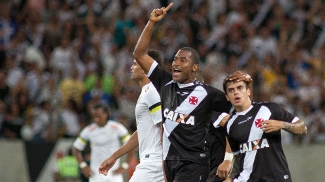 Edmílson e Fagner comemoram o primeiro gol do Vasco no Maracanã