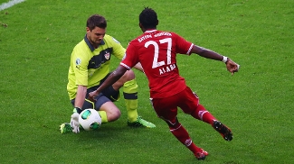 Goleiro Ulreich faz defesa em chute de Alaba Goleiro Ulreich faz defesa em chute de Alaba