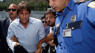 Técnico Antonio Conte chega a tribunal na Itália acompanhado de policial Técnico Antonio Conte chega a tribunal na Itália acompanhado de policial