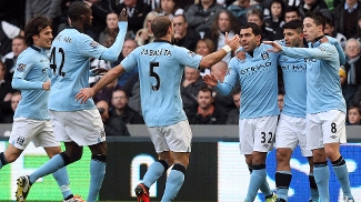 Jogadores comemoram o primeiro gol do City, anotado por Aguero (segundo da dir. para a esq.)