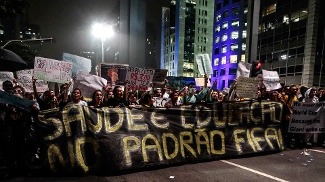 Manifestantes nas ruas pedem 'padrão Fifa' em escolas e hospitais Manifestantes nas ruas pedem 'padrão Fifa' em escolas e hospitais