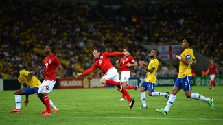Rooney acertou um belo chute e marcou um golaço no Maracanã contra o Brasil Rooney acertou um belo chute e marcou um golaço no Maracanã contra o Brasil