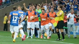 Alisson celebra com os jogadores do banco seu gol no clássico Alisson celebra com os jogadores do banco seu gol no clássico