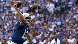 Luck lança durante o duelo contra os Vikings na NFL
