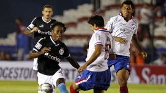 Zé Roberto disputa com marcador durante Nacional x Grêmio