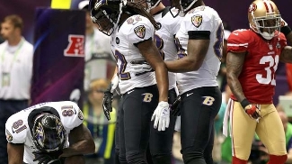 Anquan Boldin, de joelhos, comemora TD dos Ravens Anquan Boldin, de joelhos, comemora TD dos Ravens