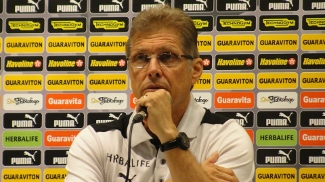 Oswaldo de Oliveira em coletiva no Maracanã