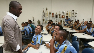Seedorf conversa com jogadores do Botafogo em sua despedida Seedorf conversa com jogadores do Botafogo em sua despedida
