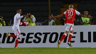 Medina (à esq.) comemora com Pérez após marcar o gol da vitória do Santa Fé