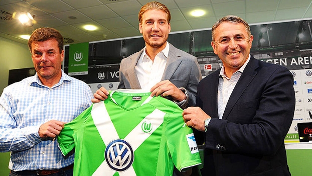 Nicklas Bendtner foi apresentado como novo atacante do Wolfsburg Nicklas Bendtner foi apresentado como novo atacante do Wolfsburg