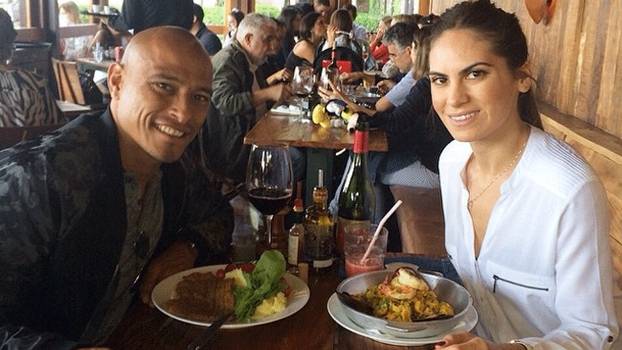 Jogador e namorada na Adega Santiago Jogador e namorada na Adega Santiago