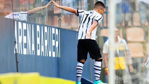 Joia corintiana da Copinha cospe, xinga, sobe no alambrado e simula. E não joga a decisão