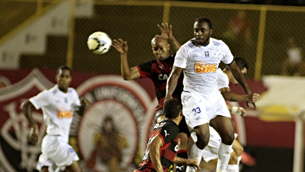 29ª RODADA - Vitória 0 x 1 Cruzeiro - Em jogo complicado, Dedé marcou aos 38min do segundo tempo para garantir os três pontos