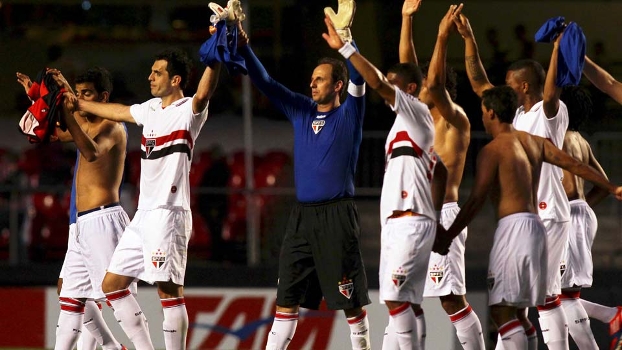 Jogadores do São Paulo saúdam a torcida durante jogo do Brasileirão Jogadores do São Paulo saúdam a torcida durante jogo do Brasileirão