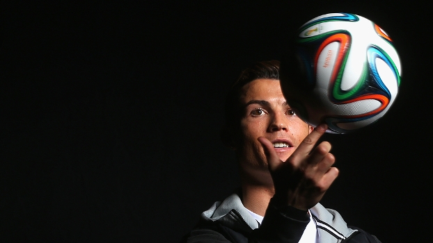 Cristiano Ronaldo ganhou a Bola de Ouro: um dia antes, mesmo sem nada dar certo, multiplicou-se em campo Cristiano Ronaldo ganhou a Bola de Ouro: um dia antes, mesmo sem nada dar certo, multiplicou-se em campo