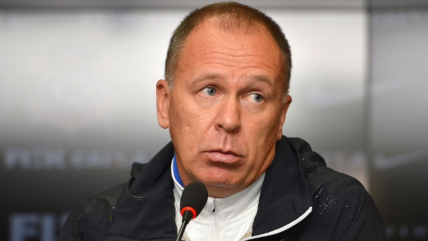 Atlético-PR e Corinthians jogam para conter queda na tabela