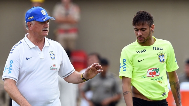 Felipão ao lado de neymar em treino no Serra Dourada Felipão ao lado de neymar em treino no Serra Dourada