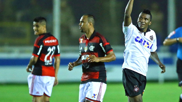 Douglas Coutinho, do Atlético-PR, comemora gol marcado sobre o Flamengo, em Macaé Douglas Coutinho, do Atlético-PR, comemora gol marcado sobre o Flamengo, em Macaé