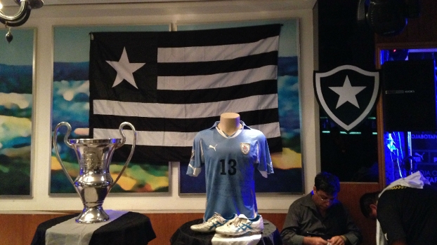 Taça do Estadual-2010 e camisa do Uruguai estiveram na homenagem Taça do Estadual-2010 e camisa do Uruguai estiveram na homenagem