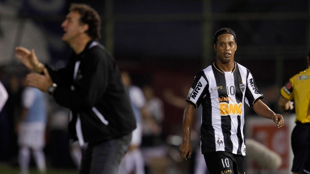 Ronaldinho foi substituído pelo técnico Cuca no segundo tempo