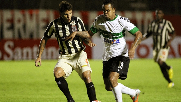 Fabrício anotou o gol que colocou o Vitória em vantagem no confronto