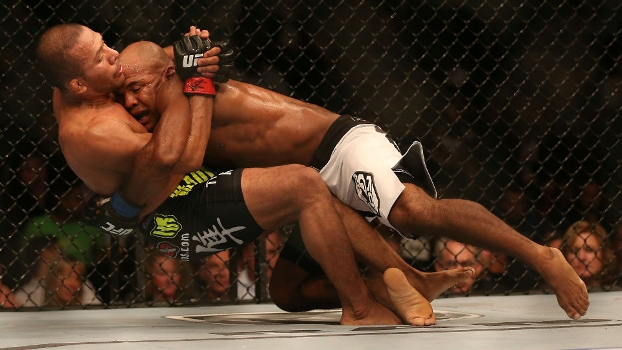 Wilson Reis encontrou nas quedas o caminho para vencer Ivan Menjivar no UFC 165