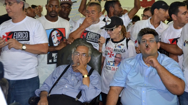 Eurico fumando seu charuto enquanto aguardava a apuração dos votos