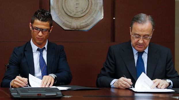 Cristiano Ronaldo assina o novo vínculo ao lado do presidente Florentino Pérez Cristiano Ronaldo assina o novo vínculo ao lado do presidente Florentino Pérez