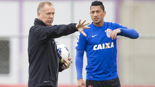 Mano espera Ralf mais uma vez e mantém dúvida sobre vaga de Guerrero