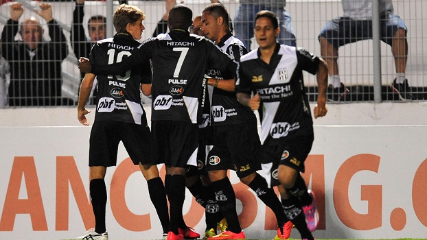 Jogadores da Ponte Preta comemoram gol de Roni na vitória sobre o Joinville