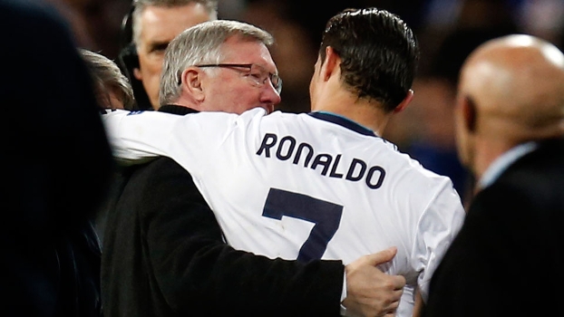 Ferguson e Cristiano se abraçam após o jogo de ida das oitavas da Champions Ferguson e Cristiano se abraçam após o jogo de ida das oitavas da Champions