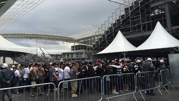 Com a barreira para limitar a entrada aos arredores, torcedores se atrasaram para o jogo Com a barreira para limitar a entrada aos arredores, torcedores se atrasaram para o jogo