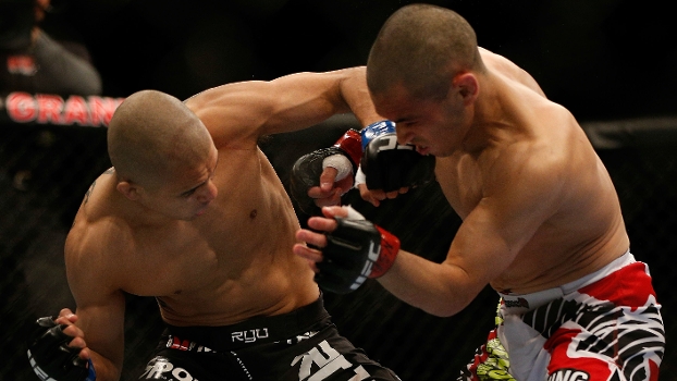 Moraga conseguiu finalizar Cariaso na primeira luta da noite Moraga conseguiu finalizar Cariaso na primeira luta da noite